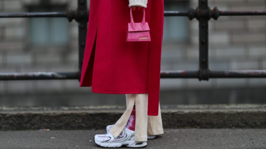 ružová kabelka, biele dámske botasky, dámske sneakersy