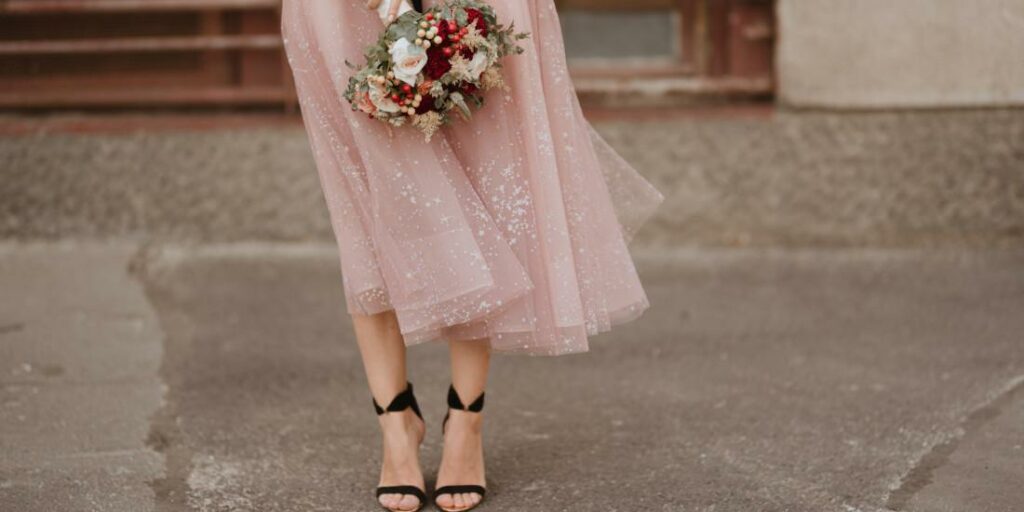 Aké topánky sa hodia k ružovým šatám? Objavte tie najmódnejšie kombinácie