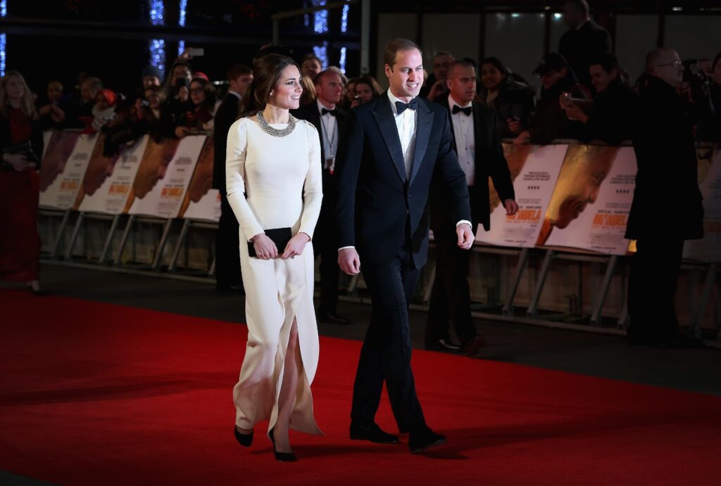 Kate Middleton v bielych satach, v ciernych topankach a s ciernou kabelkou