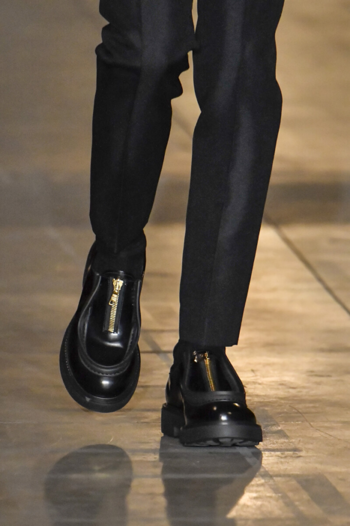 lakované čierne pánske topánky s hrubou podrážkou, zapínané na zlatý zips