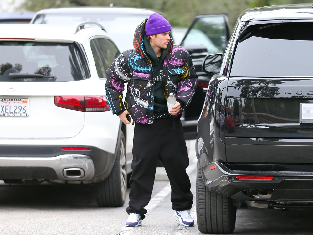 Justin Bieber vo fialovej ciapke