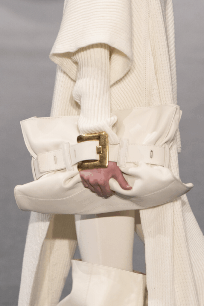 Mäkká kabelka Balmain s prackou – trend jeseň-zima 2025/2026