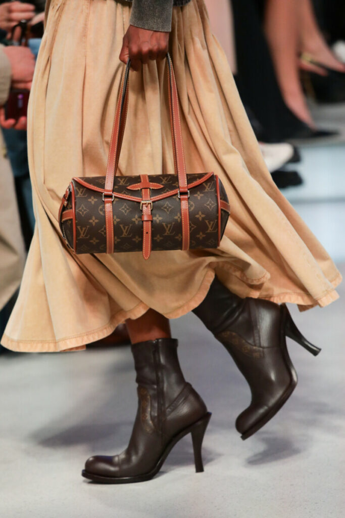 Kabelky Louis Vuitton s netradičnými tvarmi – tuby a bowlingové tašky, jeseň-zima 2025/26