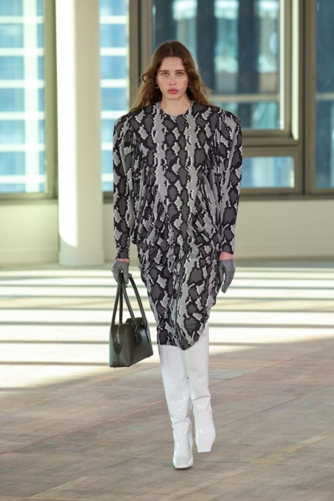 biele dámske topánky na móle 25/26