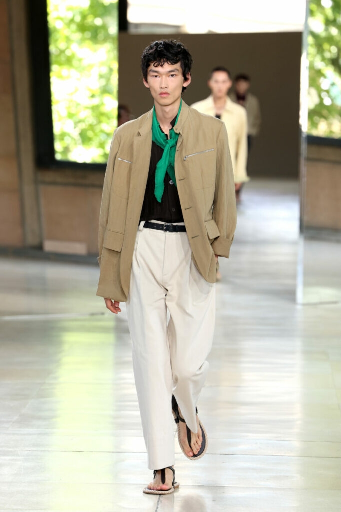 Módne pánske topánky na jar a leto 2026: žabky a sandále